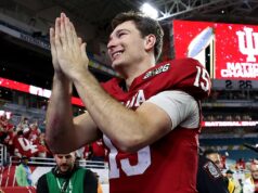 Kto je Fernando Mendoza? Predpokladaný celkový výber číslo 1 v NFL drafte Fernando Mendoza z Indiany oslavuje národný titul s kňazmi