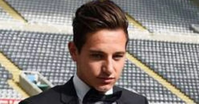 NEWCASTLE UPON TYNE, ANGLICKO – 29. AUGUSTA: Florian Thauvin z Newcastle United prichádza v smokingu na zápas Barclays Premier League medzi Newcastle United a Arsenalom v St James' Park 29. augusta 2015 v Newcastle upon Tyne v Anglicku. (Foto: Stu Forster/Getty Images)