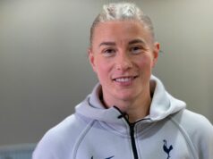 Footie eso Beth England otvára rodinnú tragédiu, keď stretáva „inšpirujúcich“ ľudí, ktorí prežili rakovinu Beth Anglicko