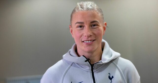 Footie eso Beth England otvára rodinnú tragédiu, keď stretáva „inšpirujúcich“ Beth Anglicko