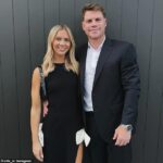 Taylor Adams (na snímke s manželkou Ellie) upadol v sobotu neskoro večer do bezvedomia pri údajnom napadnutí dvoch mužov.