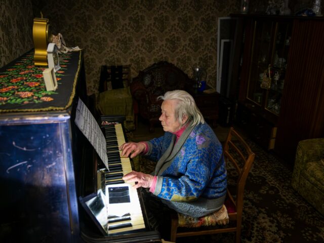 Fotografie: Výpadky elektriny zanechávajú ľudí v mrazivých podmienkach v Kyjeve | Správy o vojne medzi Ruskom a Ukrajinou
