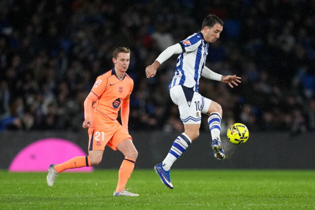 Frenkie de Jong mieri na rozhodcu po porážke Realu Sociedad
