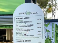 Frustrovaní fanúšikovia Australian Open kritizujú vysoké ceny hamburgerov a hranolčekov – keďže v Melbourne Parku debutuje populárny americký podnik s rýchlym občerstvením Shake Shack Ceny jedla Shake Shack na Australian Open vyvolali niektorí tenisoví fanúšikovia