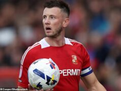 Futbalista dostal zákaz činnosti za „narušenie súkromia súpera“, takže nemôže hovoriť, hrá v zápase napriek pozastaveniu na sedem zápasov – pretože medzera v pravidlách vyvoláva bizarný spor Ollie Clarke dostal zákaz na sedem zápasov za „mimoriadne vážny a nezvyčajný incident“