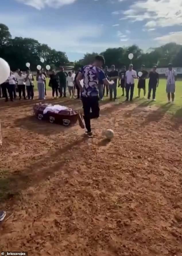 Futbalista, ktorý zomrel vo veku 19 rokov pri hororovej dopravnej Futbalista, ktorý zomrel pri nehode v Paraguaji, strelil svoj „posledný gól“ zo svojej rakvy, keď jeho blízki použili jeho rakvu na penaltu na domácom ihrisku svojho tímu