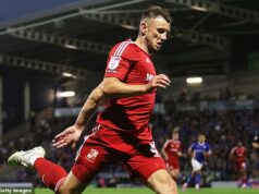 Futbalistov ‚porušujúci‘ čin, ktorý spôsobil, že jeho súper má problém prehovoriť: Hviezda Swindonu dostala SEDEM ZÁPASOVÝ trest za zásah do súperových ‚súkromných častí tela pri mimoriadne vážnom a nezvyčajnom incidente‘ Futbalista Swindon Town Ollie Clarke (na obrázku) dostal trest na sedem zápasov za „mimoriadne vážny a nezvyčajný incident“