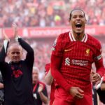 Virgil van Dijk oslavuje s Arne Slotom