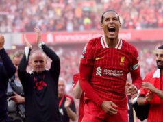 Futbalová peňažná liga 2026: Liverpool sa zapísal do histórie obrovskými zárobkami ako pád Man Utd Virgil van Dijk oslavuje s Arne Slotom