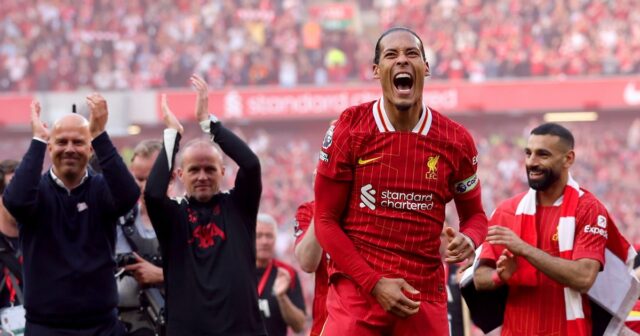 Virgil van Dijk oslavuje s Arne Slotom