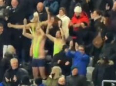 Futbaloví fanúšikovia uväznení v Kazachstane za to, že nosili „neúctivé“ mankini na zápas Európskej ligy Trojicu uväznili na päť dní