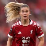 Marie Hobingerová z Liverpoolu behá s loptou počas zápasu ženskej Super League Barclays medzi Liverpoolom a Manchestrom City na Anfielde 12. októbra 2025 v Liverpoole v Anglicku.