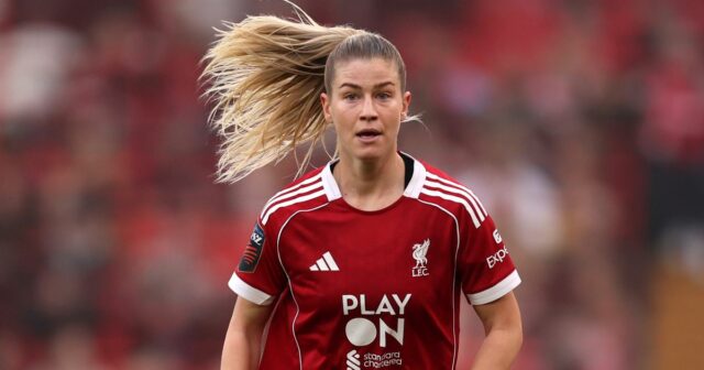 Marie Hobingerová z Liverpoolu behá s loptou počas zápasu ženskej Super League Barclays medzi Liverpoolom a Manchestrom City na Anfielde 12. októbra 2025 v Liverpoole v Anglicku.