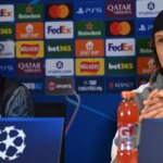 Španielsky hlavný tréner klubu Pafos FC Albert Celades (vľavo) a brazílsky obranca #04 David Luiz (vpravo) z tímu Pafos FC sa zúčastňujú tlačovej konferencie na Stamford Bridge