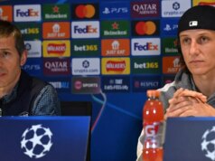 Futbalový manažér oslepol po tom, čo dostal otázku o ságe o Brooklyne Beckhamovi Španielsky hlavný tréner klubu Pafos FC Albert Celades (vľavo) a brazílsky obranca #04 David Luiz (vpravo) z tímu Pafos FC sa zúčastňujú tlačovej konferencie na Stamford Bridge