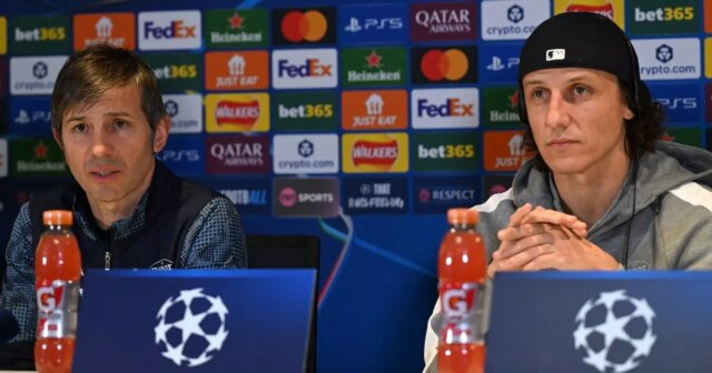 Futbalový manažér oslepol po tom, čo dostal otázku o ságe Španielsky hlavný tréner klubu Pafos FC Albert Celades (vľavo) a brazílsky obranca #04 David Luiz (vpravo) z tímu Pafos FC sa zúčastňujú tlačovej konferencie na Stamford Bridge