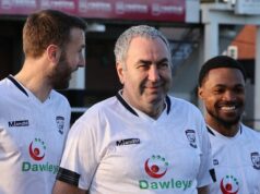 Futbalový maskot, 60, zošívaný spoluhráčmi, pretože útočník ho „odmieta držať za ruku“ Mark Bond