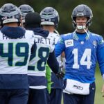 Obranca Seattlu Seahawks Sam Darnold (14) víta hráčov počas štvrtkového tréningu