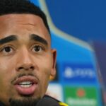 Gabriel Jesus z Arsenalu hovorí počas tlačovej konferencie v Miláne
