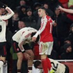 Gabriel Martinelli z Arsenalu reaguje, keď Conor Bradley z Liverpoolu leží zranený počas zápasu Premier League medzi Arsenalom a Liverpoolom