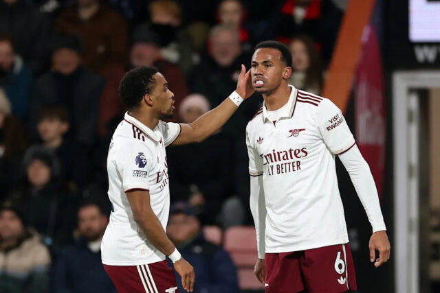 📸 Gabriel napravuje skorú chybu kľúčovým vyrovnávajúcim gólom Arsenalu
