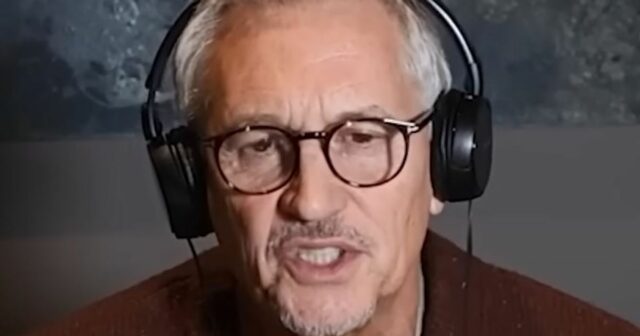 Gary Lineker hovorí do mikrofónu.