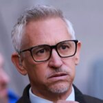 Gary Lineker počas semifinálového zápasu Emirates FA Cup medzi Manchester City a Chelsea