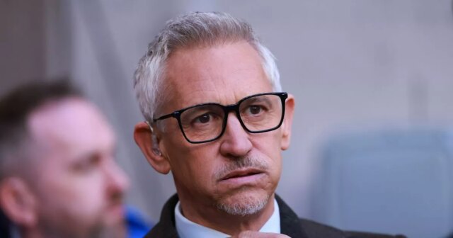 Gary Lineker počas semifinálového zápasu Emirates FA Cup medzi Manchester City a Chelsea