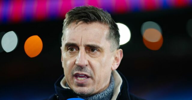 Gary Neville pred televíznou kamerou.