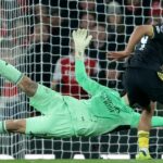 Bryan Mbeumo strieľa vyrovnávajúci gól počas zápasu Premier League medzi Arsenalom a Manchestrom United.