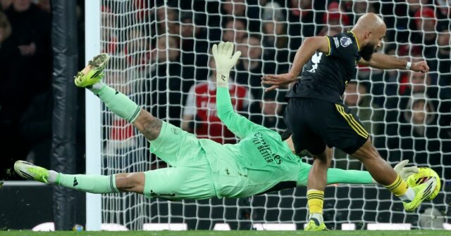 Bryan Mbeumo strieľa vyrovnávajúci gól počas zápasu Premier League medzi Arsenalom a Manchestrom United. 