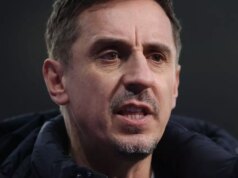 Gary Neville v strede skandovania Arsenalu, keď Gabriel Martinelli odpovedá perfektným spôsobom Gabriel Martinelli oslavuje svoj 3. a 4. gól Arsenalu s (R) Noni Madueke