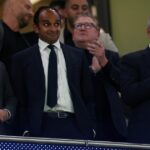 Generálny riaditeľ Tottenham Hotspur Vinai Venkatesham (uprostred), zobrazený spolu s Charlesom Lewisom (vľavo) a nevýkonným predsedom predstaveným Petrom Charringtonom, v príhovore k fanúšikom predstavil svoje plány pre klub.