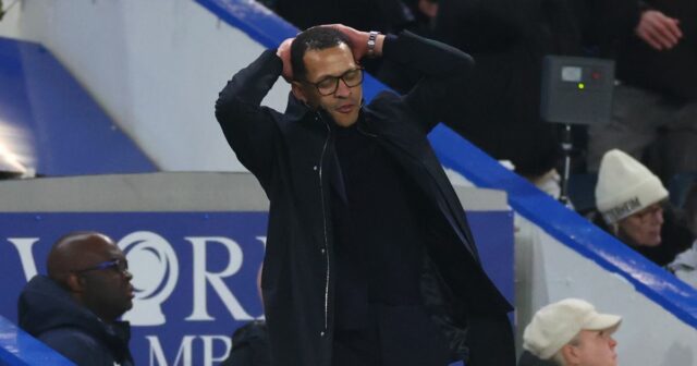 Liam Rosenior bol vypočúvaný za jeho gesto Viktora Gyokeresa počas Chelsea vs Arsenal