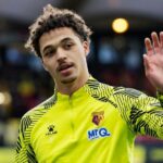 Max Alleyne v anglickej košeli