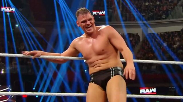 Gunther využíva WWE RAW; zápas nekončí
