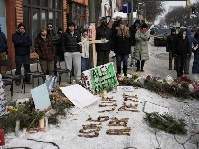 Guvernér Minnesoty chce, aby federálni imigrační agenti odišli po tom, Guvernér Minnesoty chce, aby federálni imigrační agenti odišli po tom, čo zabil Prettiho | Správy o protestoch