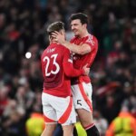 Luke Shaw a Harry Maguire oslavujú víťazstvo po štvrťfinálovom zápase druhej časti Európskej ligy UEFA 2024/25 medzi Manchestrom United a Olympique Lyonnais na Old Trafford.