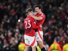 Harry Maguire a Luke Shaw sú roztrhaní, keď sa ďalšia bývalá hviezda Man Utd nemilosrdne zameriava na hráčov Luke Shaw a Harry Maguire oslavujú víťazstvo po štvrťfinálovom zápase druhej časti Európskej ligy UEFA 2024/25 medzi Manchestrom United a Olympique Lyonnais na Old Trafford.