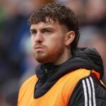 NEWCASTLE UPON TYNE, ANGLICKO - 25. JANUÁRA: Náhradník Harvey Elliott z Aston Villy sa prizerá počas zápasu Premier League medzi Newcastle United a Aston Villa v St James' Park 25. januára 2026 v Newcastle upon Tyne v Anglicku. (Foto: George Wood/Getty Images)