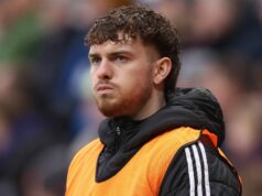 Harvey Elliott dostal nový prestupový verdikt s hviezdou Liverpoolu, ktorú vyzvali, aby sa otočila NEWCASTLE UPON TYNE, ANGLICKO - 25. JANUÁRA: Náhradník Harvey Elliott z Aston Villy sa prizerá počas zápasu Premier League medzi Newcastle United a Aston Villa v St James' Park 25. januára 2026 v Newcastle upon Tyne v Anglicku. (Foto: George Wood/Getty Images)