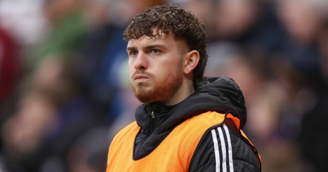 Harvey Elliott dostal nový prestupový verdikt s hviezdou Liverpoolu, ktorú NEWCASTLE UPON TYNE, ANGLICKO - 25. JANUÁRA: Náhradník Harvey Elliott z Aston Villy sa prizerá počas zápasu Premier League medzi Newcastle United a Aston Villa v St James' Park 25. januára 2026 v Newcastle upon Tyne v Anglicku. (Foto: George Wood/Getty Images)