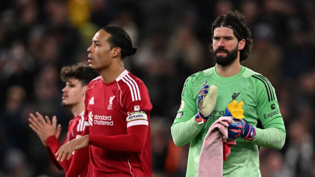 'Heavy metal? Nie je to ani futbal z hliníkovej fólie. Virgil van Dijk a Alisson