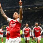 Gabriel Jesus z Arsenalu oslavuje strelený gól proti Interu Miláno