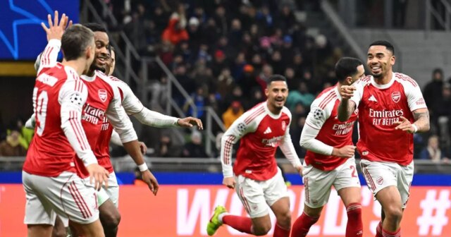 MILÁNO, TALIANSKO - 20. JANUÁRA: Gabriel Jesus z Arsenalu oslavuje so spoluhráčmi zo strelenia druhého gólu svojho tímu počas zápasu fázy MD7 Ligy majstrov UEFA 2025/26 medzi FC Internazionale Milano a Arsenal FC na Stadio San Siro 20. januára 2026 v Miláne v Taliansku. (Foto: Stuart MacFarlane/Arsenal FC cez Getty Images)