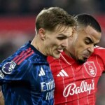 NOTTINGHAM, ANGLICKO - 17. JANUÁRA: Martina Odegaarda z Arsenalu rieši Murillo z Nottingham Forest počas zápasu Premier League medzi Nottingham Forest a Arsenal na City Ground 17. januára 2026 v anglickom Nottinghame. (Foto: Shaun Botterill/Getty Images)