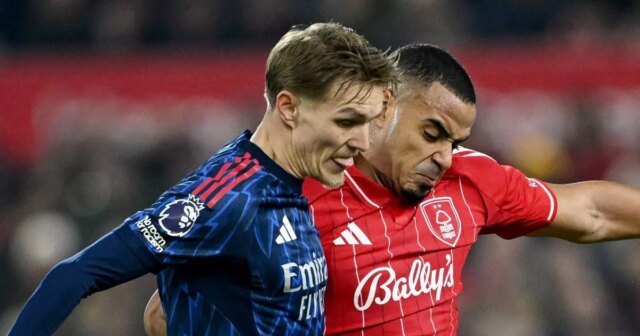 NOTTINGHAM, ANGLICKO - 17. JANUÁRA: Martina Odegaarda z Arsenalu rieši Murillo z Nottingham Forest počas zápasu Premier League medzi Nottingham Forest a Arsenal na City Ground 17. januára 2026 v anglickom Nottinghame. (Foto: Shaun Botterill/Getty Images)