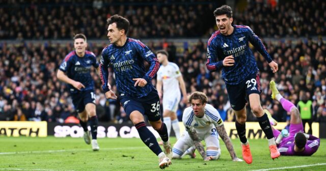 Martin Zubimendi z Arsenalu oslavuje gól proti Leedsu United