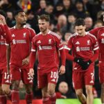 Nemecký stredopoliar Liverpoolu #07 Florian Wirtz (3R) oslavuje strelenie tretieho gólu tímu počas futbalového zápasu tretieho kola anglického FA Cupu medzi Liverpoolom a Barnsley na Anfielde v Liverpoole v severozápadnom Anglicku 12. januára 2026. (Foto: PETER POWELL / AFP cez Getty Images) / OBMEDZENÉ PRE REDAKCIU. Nepoužívať s nepovolenými audio, video, dátami, súpiskami zápasov, klubovými/ligovými logami alebo „živými“ službami. Online použitie v zápase je obmedzené na 120 obrázkov. Ďalších 40 obrázkov môže byť použitých v predĺžení. Žiadna emulácia videa. Používanie sociálnych médií počas zápasu je obmedzené na 120 obrázkov. Ďalších 40 obrázkov môže byť použitých v predĺžení. Nepoužíva sa v publikáciách o stávkach, hrách alebo publikáciách o jednotlivých kluboch/ligách/hráčoch. /