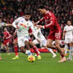 LIVERPOOL, ANGLICKO – 1. JANUÁRA: (VYCHÁDZA SLNKO, VONKA SLNKO) Hugo Ekitike z Liverpoolu sa pripravuje na streľbu pod tlakom Lukasa Nmechu z Leeds United počas zápasu Premier League medzi Liverpoolom a Leeds United na Anfielde 1. januára 2026 v Liverpoole v Anglicku. (Foto Liverpool FC/Liverpool FC cez Getty Images)